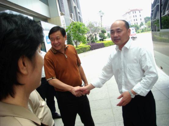 省人大常委會(huì)委員、省人大常委會(huì)教科文衛(wèi)工委主任宋閩旺與醫(yī)院董事長林玉盛握手